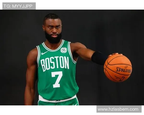 表现一般！杰伦-布朗半场7中3&三分3中2拿到8分 另有4板3助